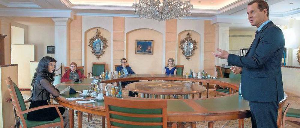 Wirklich eine gute Idee? Adam Krusenstern (Thomas Heinze, rechts) hat beschlossen, die Initiative zu ergreifen, und beruft ein Meeting ein. In seiner Sicht professionell, in der von Ella (Nora Waldstätten, Zweite von rechts), John (Fabian Hinrichs, Mitte), Sandor (Ludwig Trepte) und Mayumi (Gloria Endres de Oliveira) sehr, sehr Old School.