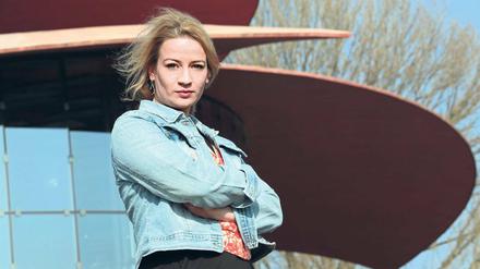 „Wir haben eine Möglichkeit, Nein zu sagen.“ Nina Gummich vor dem Hans Otto Theater.