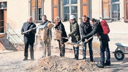 Erst die Schaufel, dann die Schuffel. Ins Lindowsche Haus sollen bis Frühjahr 2019 das Besucherzentrum und der Bürgerservice einziehen. Vor den Fenstern soll ein historischer Obstgarten erblühen.