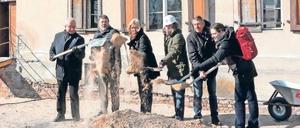 Erst die Schaufel, dann die Schuffel. Ins Lindowsche Haus sollen bis Frühjahr 2019 das Besucherzentrum und der Bürgerservice einziehen. Vor den Fenstern soll ein historischer Obstgarten erblühen.