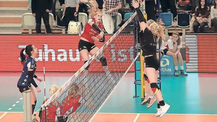 Zum Pflichtsieg gestreckt. Annegret Hölzig im Spiel gegen den VCO.