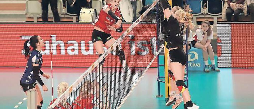 Zum Pflichtsieg gestreckt. Annegret Hölzig im Spiel gegen den VCO.