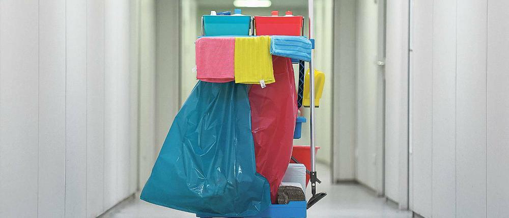 Schlecht bezahlt. In Branchen wie dem Reinigungsgewerbe nehmen es manche Firmen nicht so genau mit dem gesetzlichen Mindestlohn. Der Zoll kontrolliert, ob die Vorgaben eingehalten werden, und trifft so immer wieder auf schwarze Schafe.