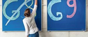 Lieber länger lernen. Acht Jahre Gymnasium (G8) oder neun Jahre (G9)? In Brandenburg ist die Bezeichnung irreführend, weil die Grundschulzeit anders als in anderen Ländern sechs Jahre dauert. Nichtsdestotrotz sorgt das Turbo-Abi für Debatten.