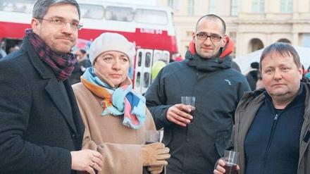 Im Disput. Die OB-Kandidaten Mike Schubert (l.), Janny Armbruster und Lutz Boede (r.) mit André Tomczak vom Bündnis „Stadtmitte für alle“ (3.v.l.).