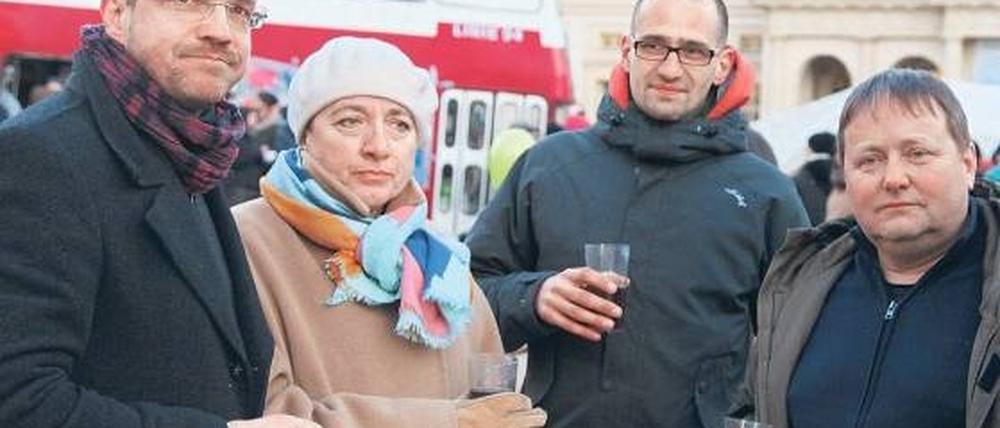 Im Disput. Die OB-Kandidaten Mike Schubert (l.), Janny Armbruster und Lutz Boede (r.) mit André Tomczak vom Bündnis „Stadtmitte für alle“ (3.v.l.).