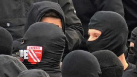 Rechtsextremistisch. Im Fanblock des FC Energie Cottbus beim Spiel gegen Babelsberg 03 Ende April kam es zu massiven rechtsradikalen Vorfällen.