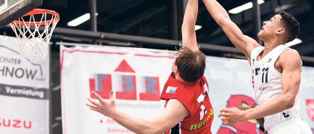 Einen Tick besser. Die Eintracht um den starken Youngster Oshane Drews (r.) setzten sich knapp gegen die Cuxhaven Baskets durch und liegen nun in der Tabelle knapp vor den Norddeutschen. Für den Nichtabstieg muss der RSV noch ein Team überholen.