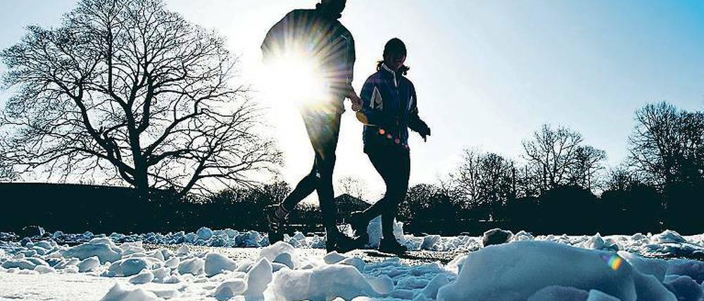 Anstrengend und gesund: Mehr Arbeit für Herz und Muskeln ist das Laufen bei frostigen Temperaturen.