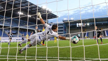 Gewohntes Bild. Bielefelds Keeper Stefan Ortega muss hinter sich greifen.