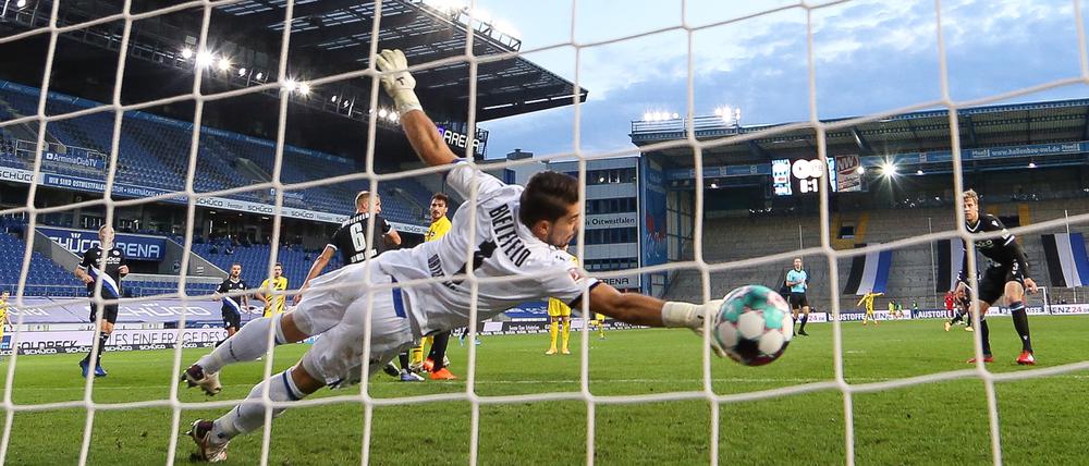 Gewohntes Bild. Bielefelds Keeper Stefan Ortega muss hinter sich greifen.