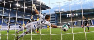 Gewohntes Bild. Bielefelds Keeper Stefan Ortega muss hinter sich greifen.