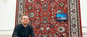 Kunst zum Selbstbauen. Konstantin Bayer in seinem „Arabischen Raum mit Aussicht“: Vor einem orientalischen Teppich laufen Videos aus dem geografischen arabischen Raum. Alle Einzelteile sind im Internethandel bestellt worden.