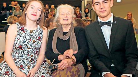 Expertin als Schirmherrin. Potsdams Ehrenbürgerin Helga Schütz (Mitte) mit den Moderatoren des Abends Alina König und Moritz Buttenberg.