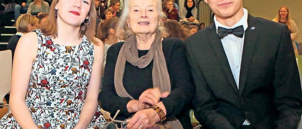 Expertin als Schirmherrin. Potsdams Ehrenbürgerin Helga Schütz (Mitte) mit den Moderatoren des Abends Alina König und Moritz Buttenberg.