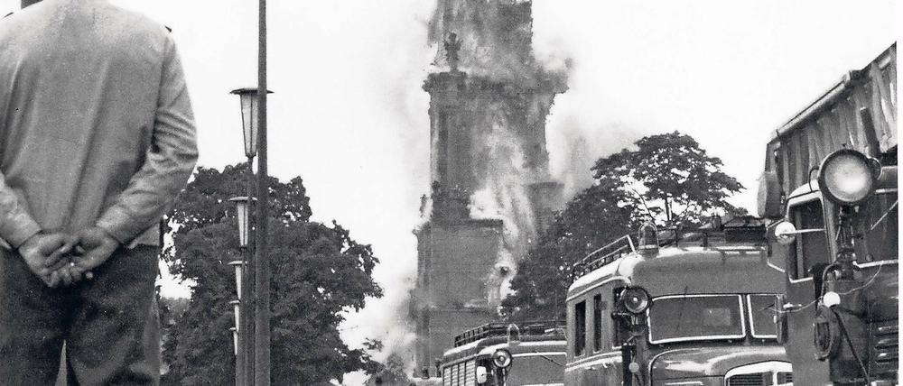 Tag der Sprengung. Im Juni 1968 wurde die Potsdamer Garnisonkirche abgerissen. Anfang der 1990er-Jahre ließ der Potsdamer Dokumentarfilmer Kurt Tetzlaff (r.) die an dem Entschluss Beteiligten in seinem Film „Die Garnisonkirche – Protokoll einer Zerstörung“ erneut zu Wort kommen, darunter auch Potsdams damalige Oberbürgermeisterin.