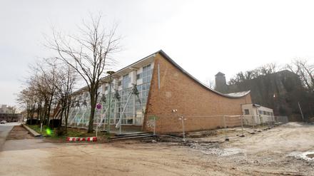 Die alte Schwimmhalle am Brauhausberg in Potsdam soll abgerissen werden.