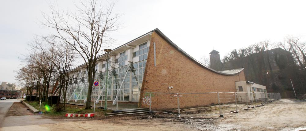 Die alte Schwimmhalle am Brauhausberg in Potsdam soll abgerissen werden.