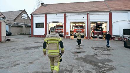 Wo geht’s hin? Seit acht Jahren wird in Stahnsdorf um einen Standort für die Feuerwehr gerungen. Jetzt ist ein Areal am Güterfelder Damm im Landschaftsschutzgebiet im Gespräch. Nur noch die obere Umweltbehörde muss mitspielen und auf der Fläche dürfen keine seltenen Pflanzen oder Tiere sein.
