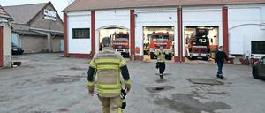 Wo geht’s hin? Seit acht Jahren wird in Stahnsdorf um einen Standort für die Feuerwehr gerungen. Jetzt ist ein Areal am Güterfelder Damm im Landschaftsschutzgebiet im Gespräch. Nur noch die obere Umweltbehörde muss mitspielen und auf der Fläche dürfen keine seltenen Pflanzen oder Tiere sein.