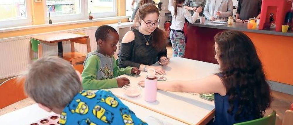 Treffpunkt. Bis zu 80 Kinder besuchen die „Arche“ täglich, doch nicht alle davon kommen aus „schwierigen“ Elternhäusern. Zunehmend sei auch die Mittelschicht vom Thema Armut betroffen, so Arche-Leiter Christoph Olschewski.