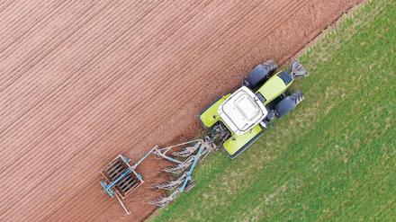 Lieber in eigener Hand. Bei der Hauptversammlung des Brandenburger Bauernbundes wurde kritisiert, dass schon zu viel Fläche im Land auswärtigen Betrieben gehört. Doch auch märkische Bauern fühlen sich unverstanden.