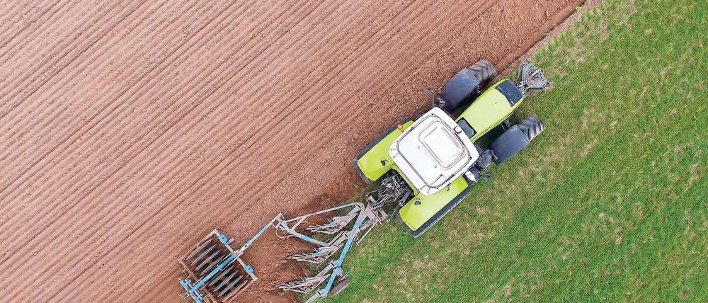 Lieber in eigener Hand. Bei der Hauptversammlung des Brandenburger Bauernbundes wurde kritisiert, dass schon zu viel Fläche im Land auswärtigen Betrieben gehört. Doch auch märkische Bauern fühlen sich unverstanden.