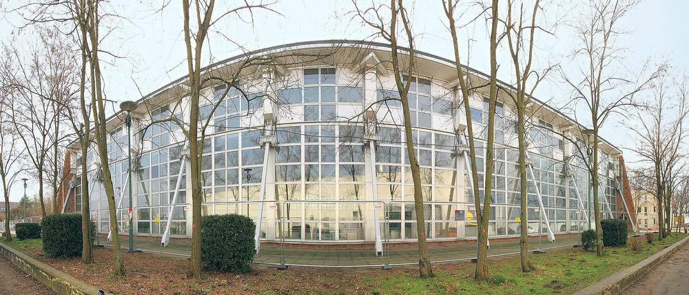 Klassiker der Ostmoderne. Die Schwimmhalle am Brauhausberg ist eine von vier baugleichen Typs, die es in der DDR gab. Der Prototyp in Dresden steht unter Denkmalschutz, die Potsdamer Halle ist die einzige, die abgerissen werden soll. Christian Keller plädiert für einen differenzierten Umgang mit DDR-Bauten.