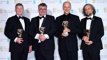Der Babelsberger Spezialeffekte-Macher Gerd Nefzer (2.v.l.) mit seinen drei Kollegen von "Blade Runner 2049" mit den Bafta-Preisen.