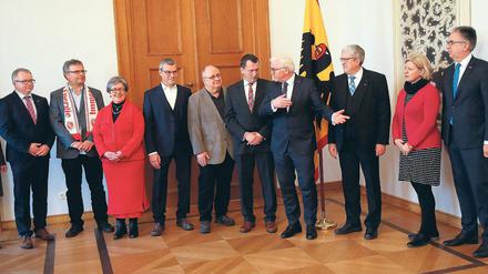 Gesprächsbereit. Bundespräsident Frank-Walter Steinmeier (4.v.r) empfing im Schloss Bellevue Repräsentanten und Bürger der Stadt Cottbus.