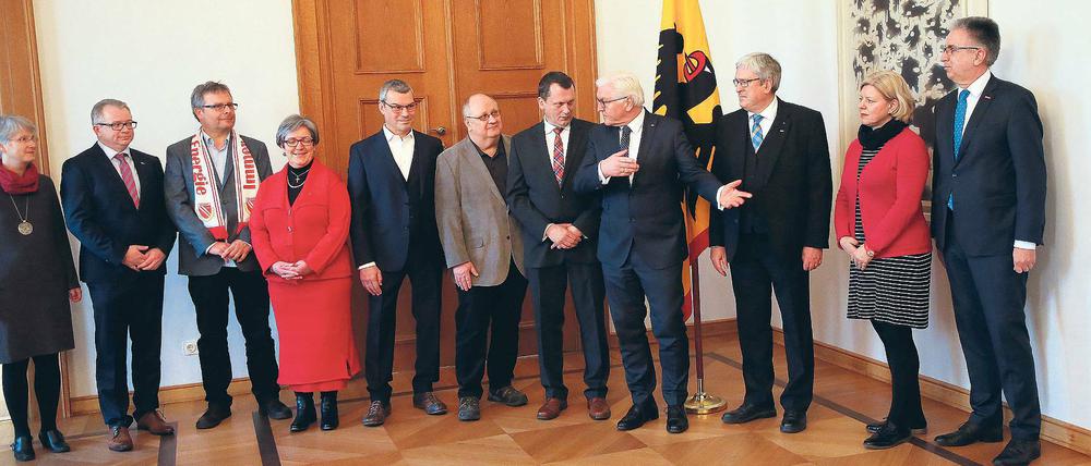 Gesprächsbereit. Bundespräsident Frank-Walter Steinmeier (4.v.r) empfing im Schloss Bellevue Repräsentanten und Bürger der Stadt Cottbus.