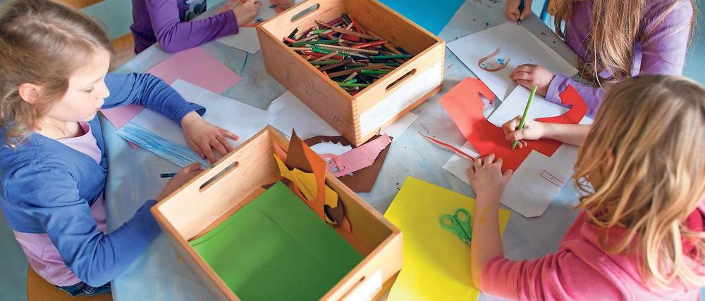 Bessere Betreuung. Bislang kommen in Brandenburg auf einen Horterzieher 15 Kinder. Bis Herbst 2019 will die rot-rote Landesregierung den Betreuungsschlüssel immerhin auf ein Verhältnis von 1:14 verbessern.
