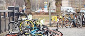 Räder im Überfluss. Während im Potsdamer Stadtgebiet hauptsächlich die Räder vom Anbieter Nextbike sichtbar sind, sind in Berlin mehrere Anbieter an zentralen Punkten zu finden. Wie hier am Askanischen Platz stehen die Räder nicht immer geordnet.