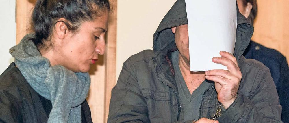 Prozessauftakt. Im September 2017 wurde der Angeklagte, hier mit Anwältin Mehtap Ayhan, mit seinem Lkw auf der A12 gestoppt. 51 Personen aus Syrien und dem Irak befanden sich im Sattelauflieger. Seit Dienstag muss sich der 46-jährige mutmaßliche Schleuser in Frankfurt (Oder) vor Gericht verantworten.