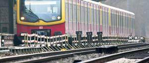 Fahrgemeinschaft? Sowohl Brandenburg als auch Berlin bieten ein Sozialticket für den öffentlichen Nahverkehr an. Knackpunkt: Bislang gibt es wegen Widerstands aus der Bundeshauptstadt keinen länderübergreifenden Fahrschein für Bedürftige.