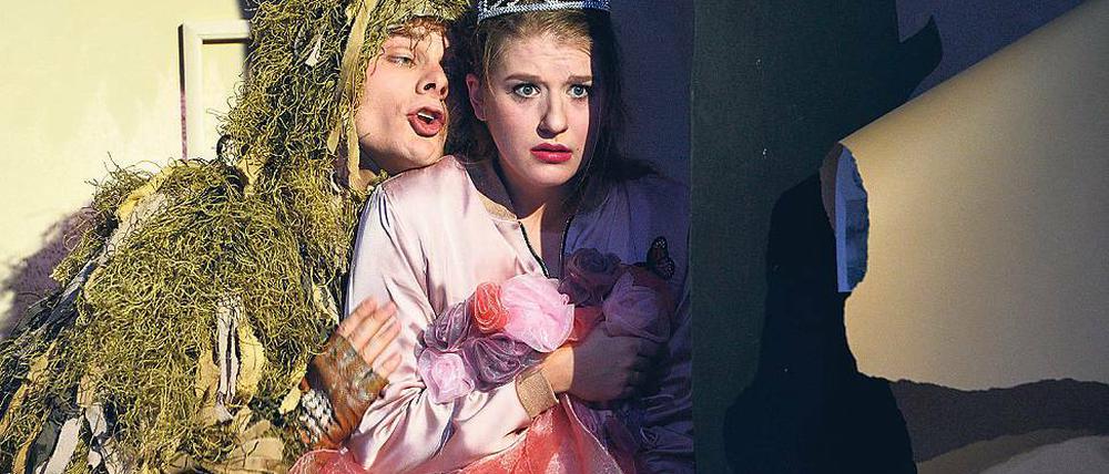 Wendig. „In einem tiefen, dunklen Wald“ wirbelt Märchenmotive durcheinander. Kein Prinz rettet die Prinzessin (Nadine Ewa Noack), sondern ein Untier (Matthias Gärtner).