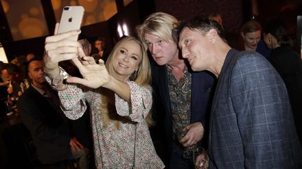 Beim Medienboard-Empfang im Hotel Ritz-Carlton am Potsdamer Platz traf sich die deutsche Filmbranche, darunter Regisseur Detlev Buck sowie Jenny Elvers und Oliver Masucci (r.)