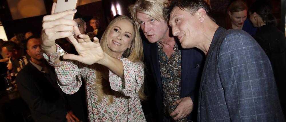 Beim Medienboard-Empfang im Hotel Ritz-Carlton am Potsdamer Platz traf sich die deutsche Filmbranche, darunter Regisseur Detlev Buck sowie Jenny Elvers und Oliver Masucci (r.)