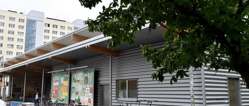 Blick auf den Supermarkt in Potsdam, von dem aus eine junge Frau einer 35-jährigen Mutter ihr Baby weggenommen hatte.