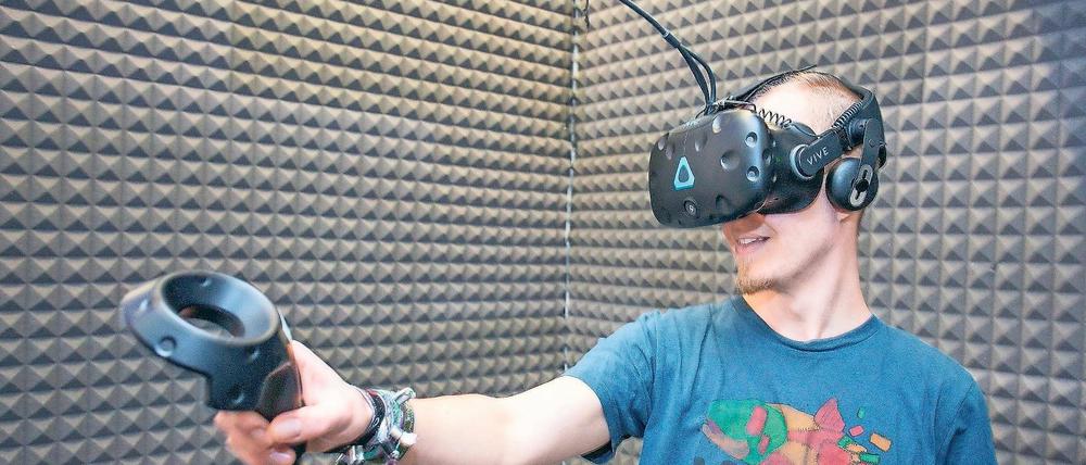 Alles nur gerechnet. Potsdams erste Virtual Reality Lounge befindet sich in einer Videothek in Babelsberg. Allein oder mit Freunden kann man dort mit Helm und Brille in virtuelle Realitäten abtauchen. Es gibt drei Kabinen, sie haben zur Sicherheit gepolsterte Wände.