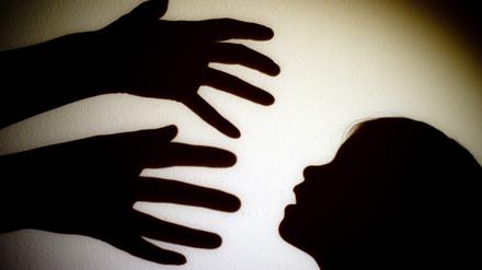 Zwei Erzieher an einem Hort der Grundschule in Bornim sind nach grenzüberschreitendem Verhalten gegenüber Kindern aus dem Dienst genommen worden.