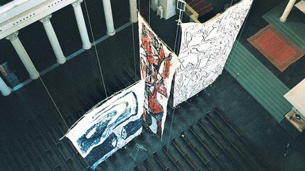 Innovativ und mutig. 1985 fand in der Potsdamer Nikolaikirche ein Friedensfest statt, ein großes Kunstereignis. Unter der Kuppel hingen Manifeste einer Kunst, die sich dem Dogma des sozialistischen Realismus widersetzten. Der Potsdamer Kunstverein hat jüngst eine Publikation vorgelegt, die die Kunstaktion erstmals dokumentiert.
