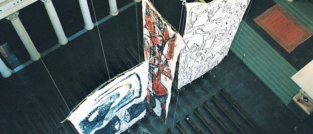 Innovativ und mutig. 1985 fand in der Potsdamer Nikolaikirche ein Friedensfest statt, ein großes Kunstereignis. Unter der Kuppel hingen Manifeste einer Kunst, die sich dem Dogma des sozialistischen Realismus widersetzten. Der Potsdamer Kunstverein hat jüngst eine Publikation vorgelegt, die die Kunstaktion erstmals dokumentiert.