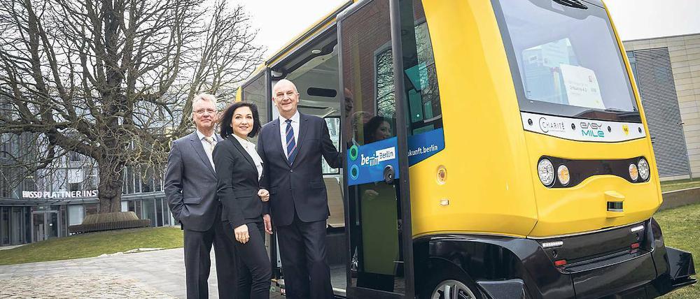 Fahrerlos. HPI-Chef Christoph Meinel (l.), Katherina Reiche und Ministerpräsident Dietmar Woidke schauen sich einen autonomen Bus der Berliner Verkehrsbetriebe an.