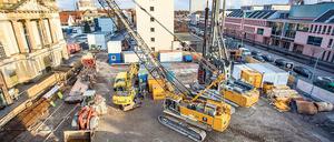 Stillleben mit Baumaschinen. Auf der Baustelle der Garnisonkirche in der Breiten Straße ist schon seit Jahresbeginn kein Baulärm mehr zu hören. Nur zwei von 38 Bohrlöchern fürs Fundament wurden gebohrt – schon bei der zweiten brach der Bohrer ab. Wann es weitergeht, ist unklar.