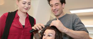 Oliver Mommsen als Friseurlehrling.