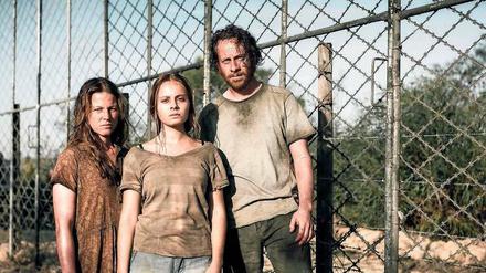 Raus aus Deutschland. Jan Schneider (Fabian Busch) ist einfacher Anwalt, doch den totalitären Machthabern ein Dorn im Auge. Als ihm Haft und Folter drohen, flieht er mit Frau Sarah (Maria Simon, l.) und Tochter Nora Schneider (Athena Strates) nach Afrika.
