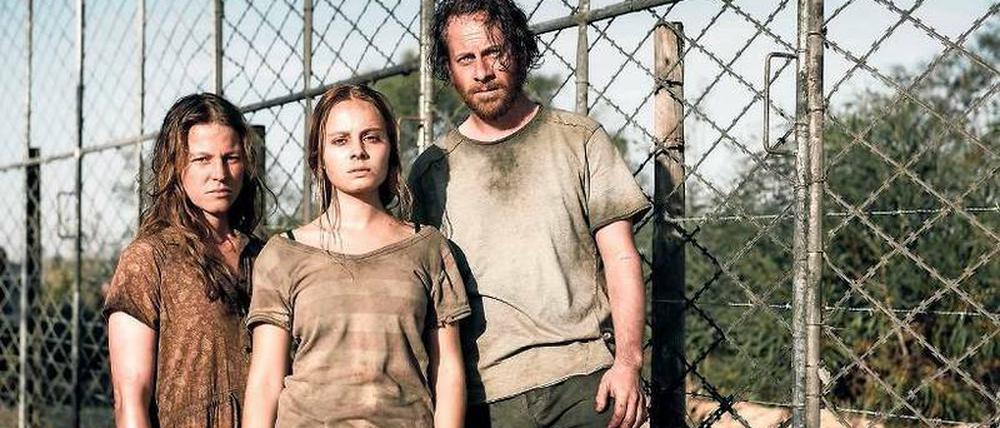 Raus aus Deutschland. Jan Schneider (Fabian Busch) ist einfacher Anwalt, doch den totalitären Machthabern ein Dorn im Auge. Als ihm Haft und Folter drohen, flieht er mit Frau Sarah (Maria Simon, l.) und Tochter Nora Schneider (Athena Strates) nach Afrika.