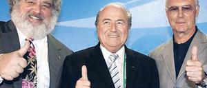 Eine skandalöse Liebesgeschichte: Chuck Blazer, ehemaliges Mitglied des Fifa-Exekutivkomitees, Joseph „Sepp“ Blatter, Ex-Fifa-Präsident, und Franz Beckenbauer, Ex-Fußballnationalspieler und Ehrenpräsident des FC Bayern München (v. l.).