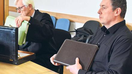 Angeklagt. AfD-Politiker Jan-Ulrich Weiß (r.) vor Prozessbeginn.